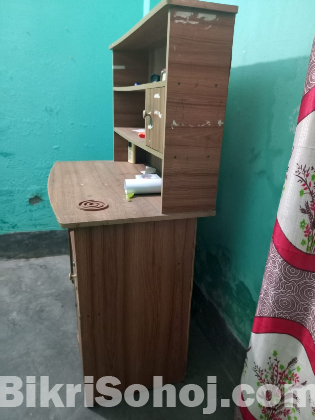 পড়ার টেবিল